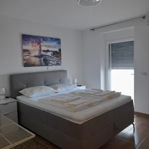 Donella Umag